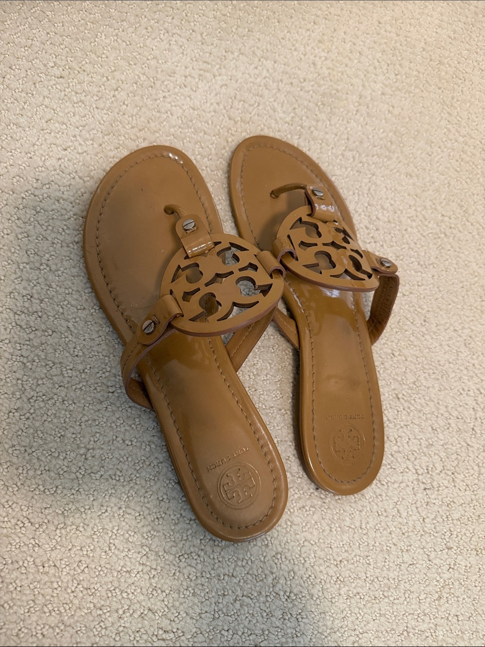Tory Burch Patent Leather Logo Thong Sandals in Cognac